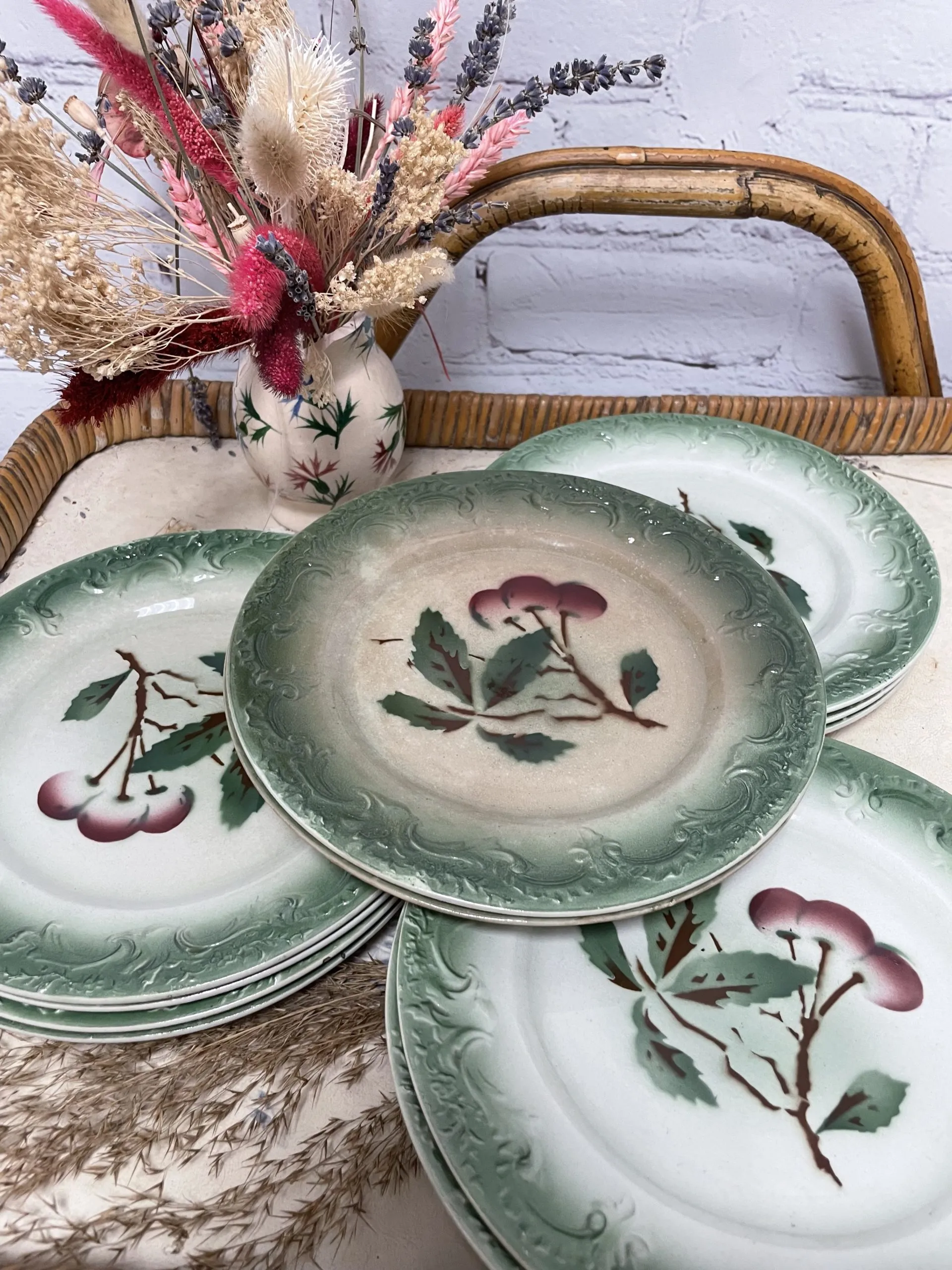 12 assiettes plates vintage porcelaine opaque Pexonne FF - Ressourcerie Histoires Sans Fin