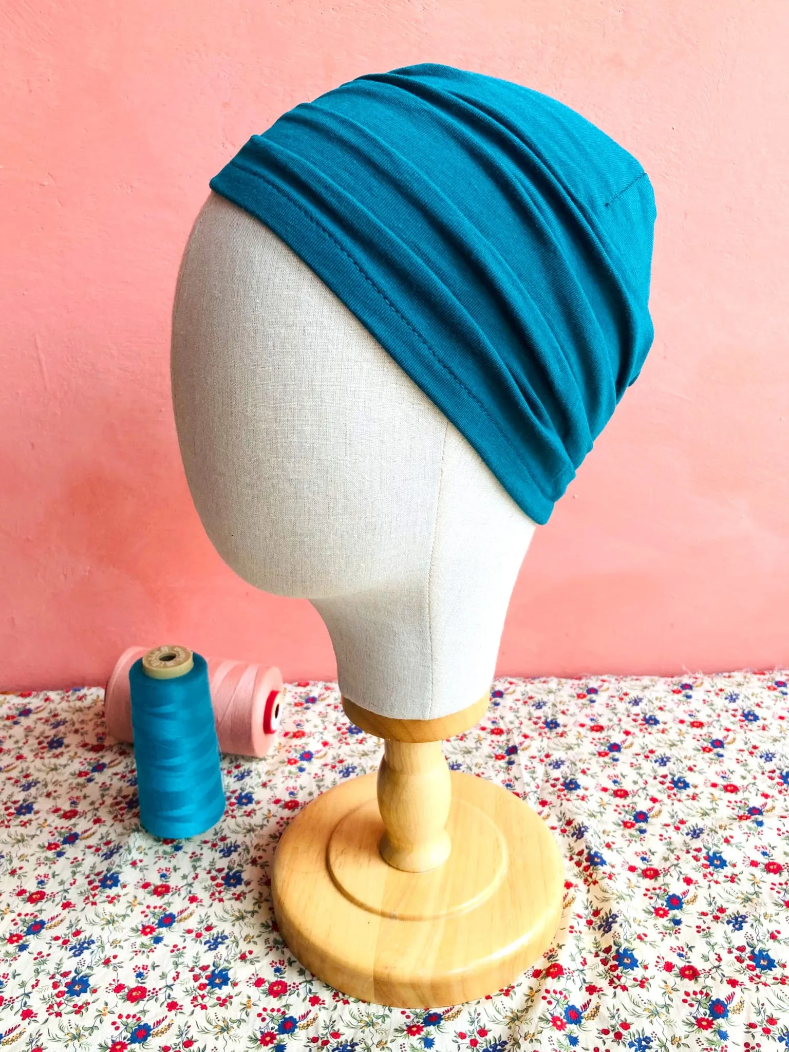 Bonnet chimio en bambou bleu Paon