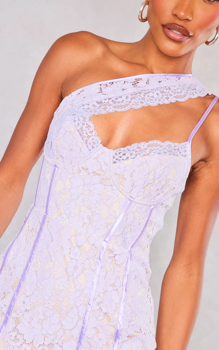 Robe moulante lilas à armatures et liserés en dentelle